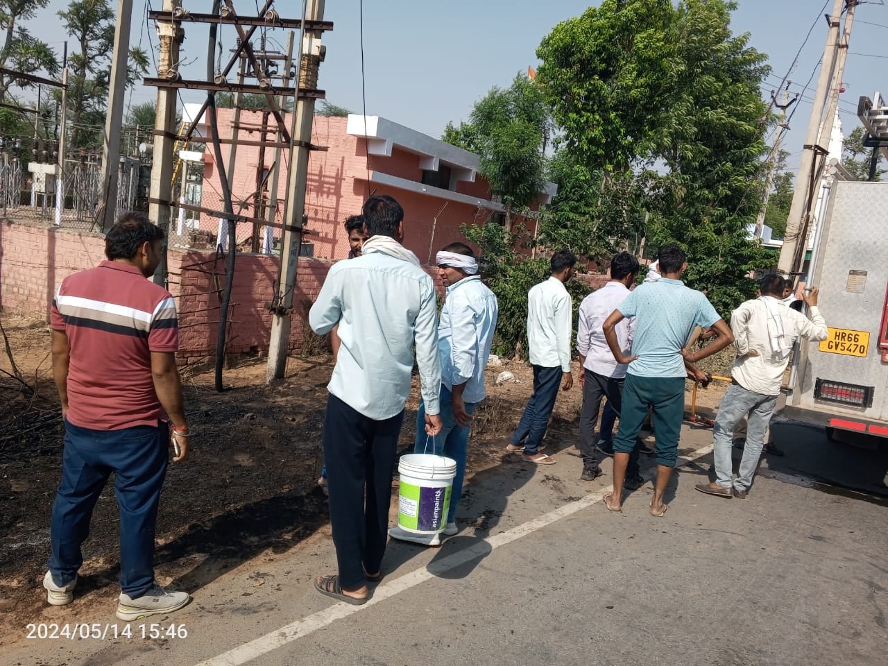फोटो संख्या: 72 नगरपालिका के डंपिंग यार्ड में आग को बुझाते हुए दमकल विभाग के कर्मचारी---संवाद फोटो संख्या: 72 नगरपालिका के डंपिंग यार्ड में आग को बुझाते हुए दमकल विभाग के कर्मचारी---संवाद
