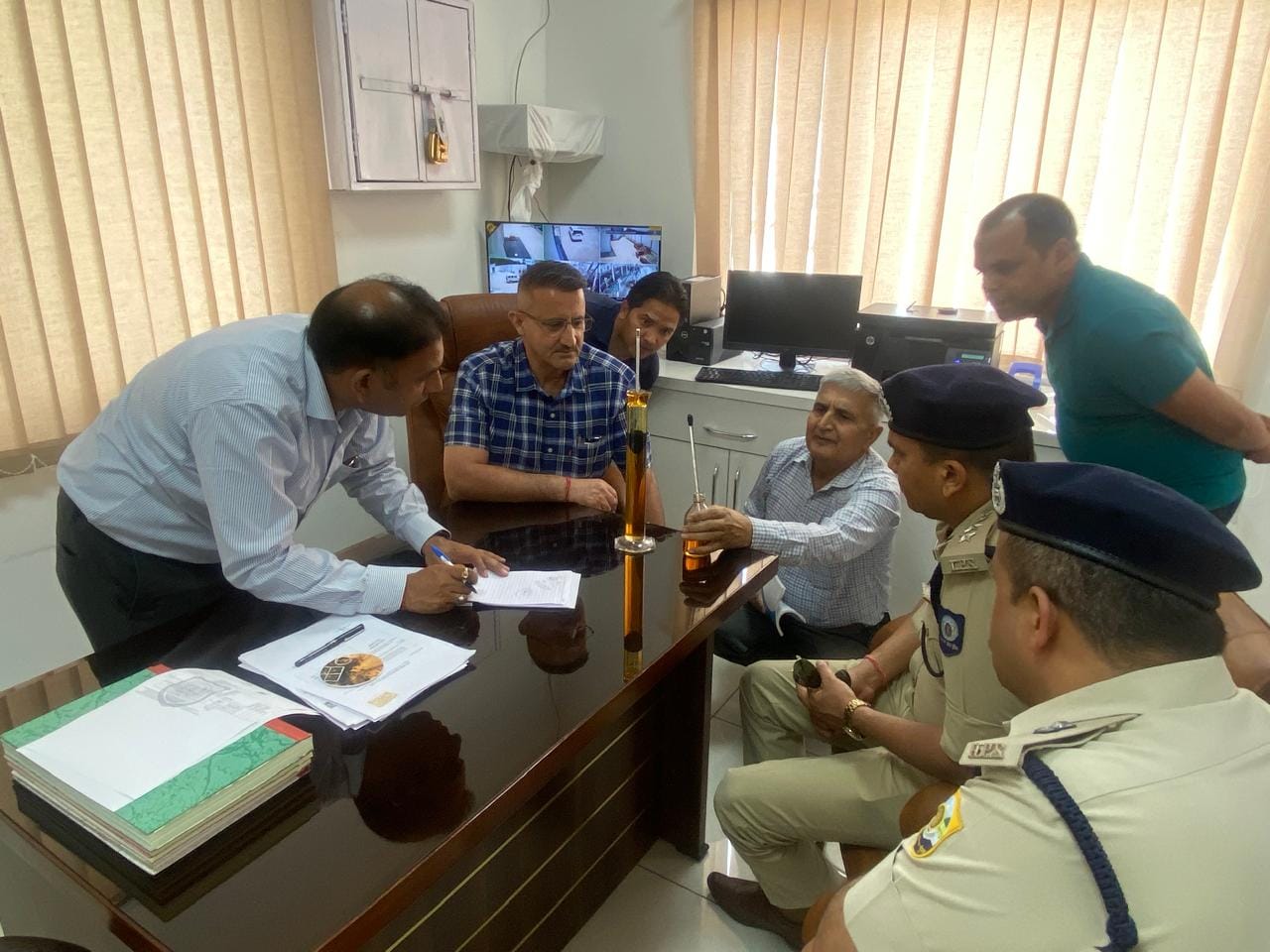 जिला निर्वाचन अधिकारी सिरमौर सुमित खिमटा टीम के साथ शराब इकाई का निरीक्षण करते हुए। संवाद जिला निर्वाचन अधिकारी सिरमौर सुमित खिमटा टीम के साथ शराब इकाई का निरीक्षण करते हुए। संवाद