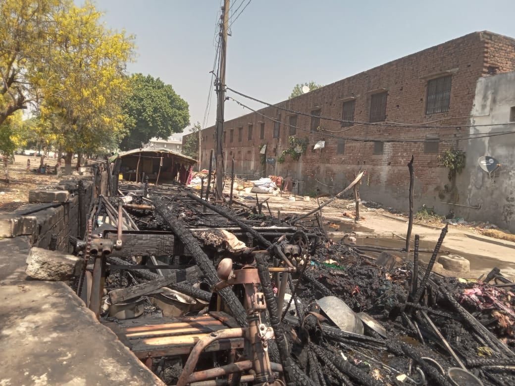 कुरुक्षेत्र। गुरुद्वारा छठी पातशाही के पास झुग्गियों  में लगी आग। संवाद