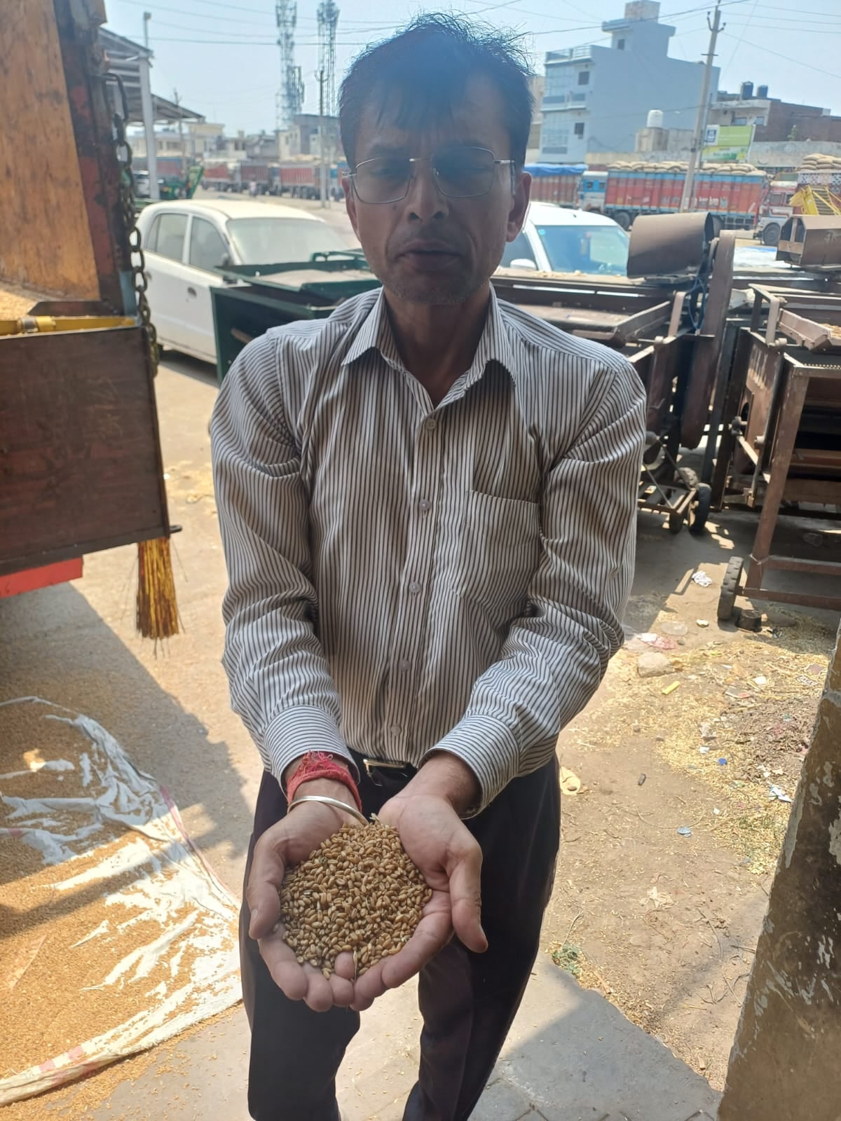 खतौली गोदाम से वापस आई गेंहू की बोरियों को ट्रक से उतारती लेबर। खतौली गोदाम से वापस आई गेंहू की बोरियों को ट्रक से उतारती लेबर।