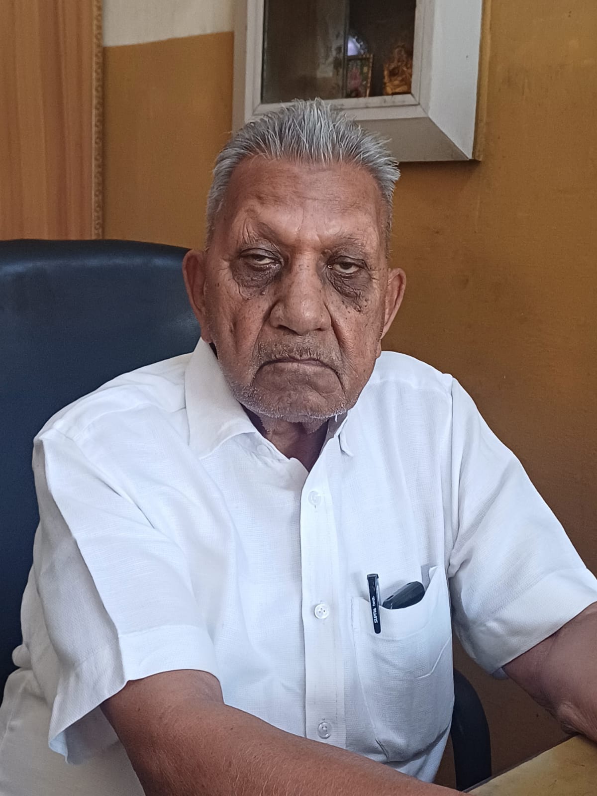 खतौली गोदाम से वापस आई गेंहू की बोरियों को ट्रक से उतारती लेबर। खतौली गोदाम से वापस आई गेंहू की बोरियों को ट्रक से उतारती लेबर।