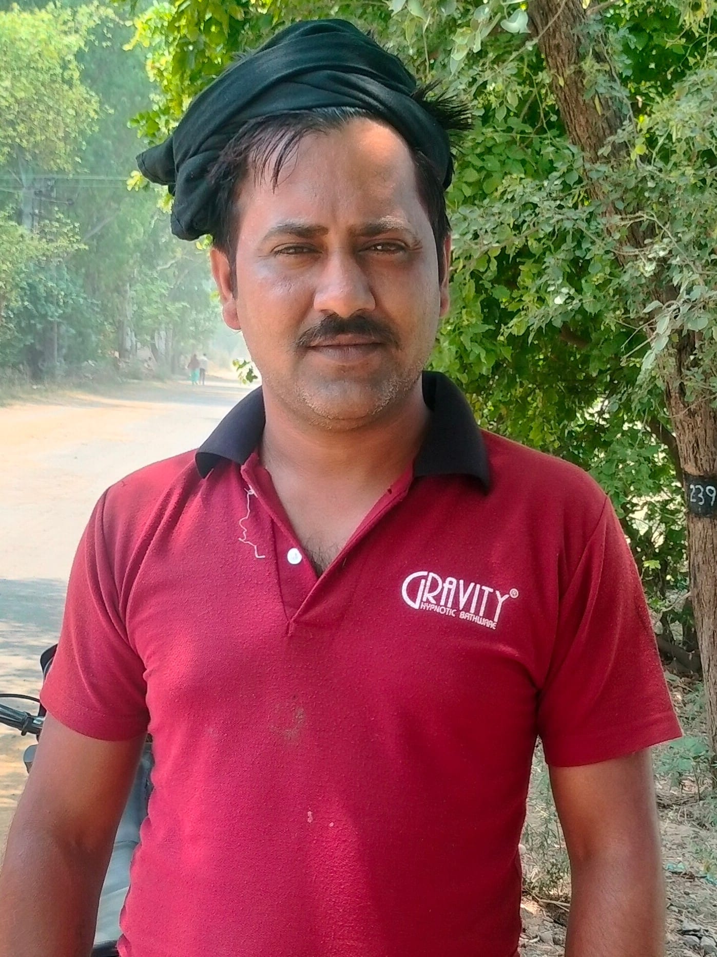 मिठापुर से गांव समलेहडी को जोड़ने वाले लिंक रोड की खस्ता हालत व उड़ रही धूल मिट्टी।