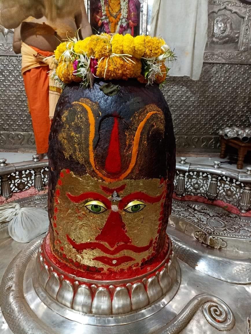 भस्मारती मे रुद्राक्ष, फूलो और मुंड माला से सजे बाबा महाकाल भस्मारती मे रुद्राक्ष, फूलो और मुंड माला से सजे बाबा महाकाल