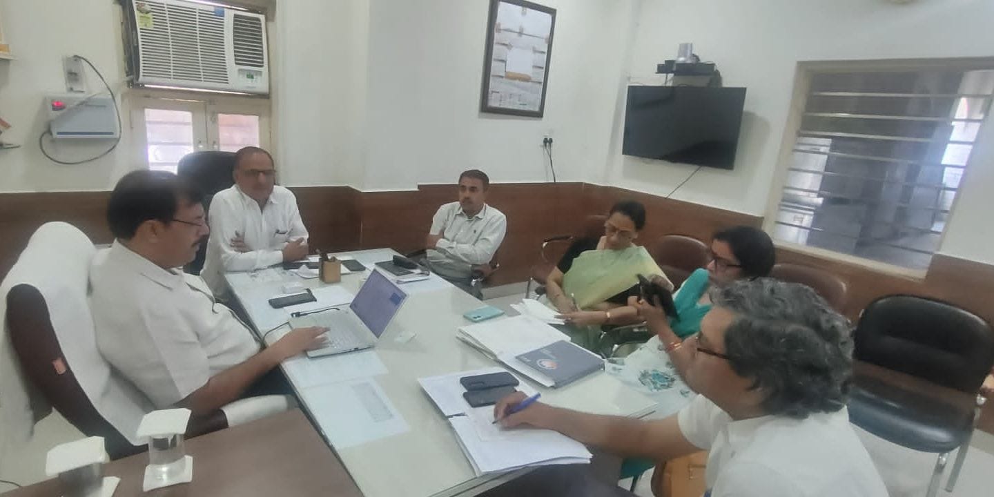 फोटो 29- सोनीपत के डीपीसी कार्यालय में बैठक के दौरान बीईओ को निर्देश देते जिला शिक्षा अधिकारी न फोटो 29- सोनीपत के डीपीसी कार्यालय में बैठक के दौरान बीईओ को निर्देश देते जिला शिक्षा अधिकारी न