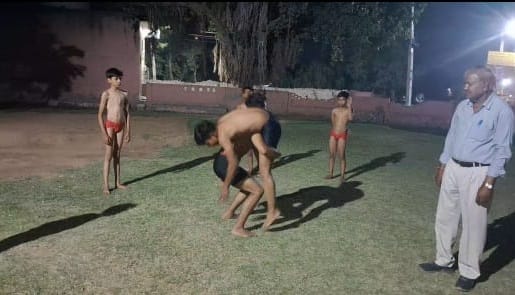 महावीर अखाड़ा के कोच दयानंद।