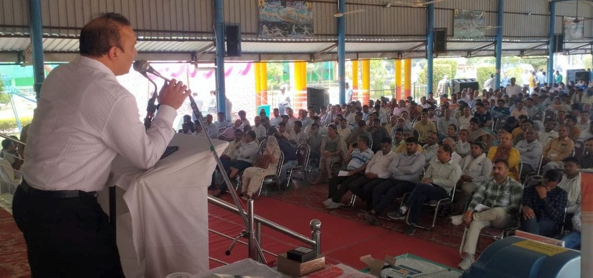 16जेएनडी13-डीएवी स्कूल में कर्मचारियों को चुनाव बारे प्रशिक्षण देते हुए एसडीएम अनिल दून। स्रोत 16जेएनडी13-डीएवी स्कूल में कर्मचारियों को चुनाव बारे प्रशिक्षण देते हुए एसडीएम अनिल दून। स्रोत