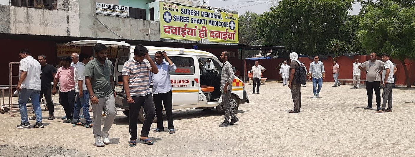 16जेएनडी24: नागरिक अस्पताल में शव का पोस्टमार्टम करवाने आए परिजन। संवाद