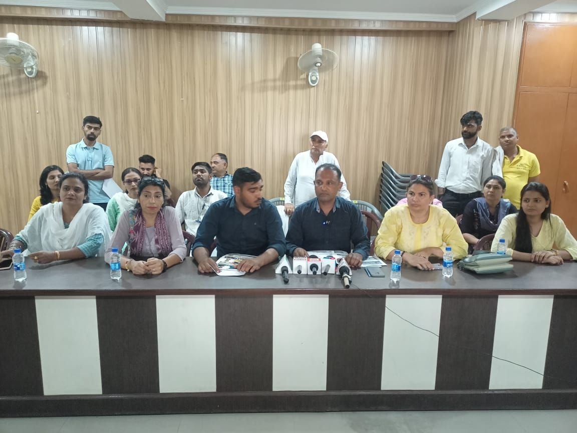 16जेएनडी30: पत्रकार वार्ता करते हुए टीजीटी अभ्यर्थी। संवाद