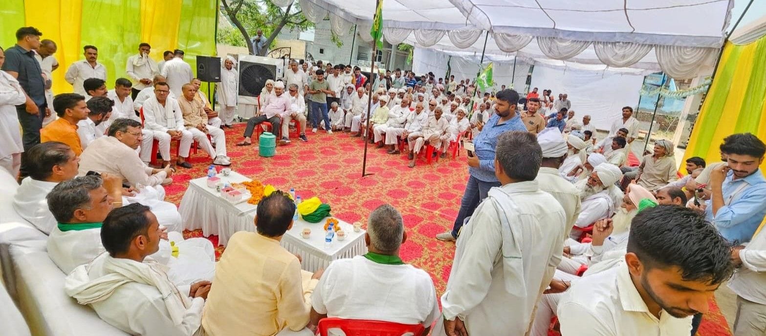 16जेएनडी31: सफीदों में कार्यकर्ताओं की बैठक लेते हुए जजपा के राष्ट्रीयाध्यक्ष। स्रोत 16जेएनडी31: सफीदों में कार्यकर्ताओं की बैठक लेते हुए जजपा के राष्ट्रीयाध्यक्ष। स्रोत