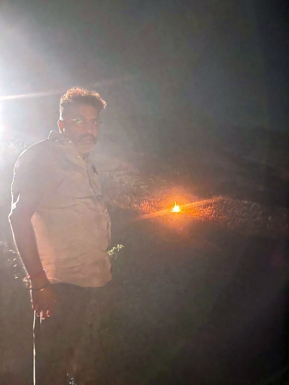 फोटो 03- सोनीपत के गोहाना में गांव जौली में फसल अवेशष जलने के दौरान मौके पर पहुंचे कृषि विभाग क