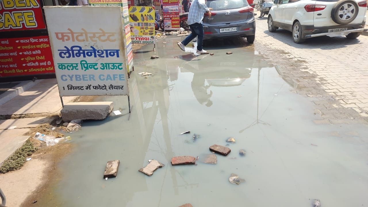 फोटो 17. सोनीपत के गन्नौर स्थित जीटी रोड के पास नाला ओवरफ्लो होने से रेलवे रोड पर भरा दूषित पान