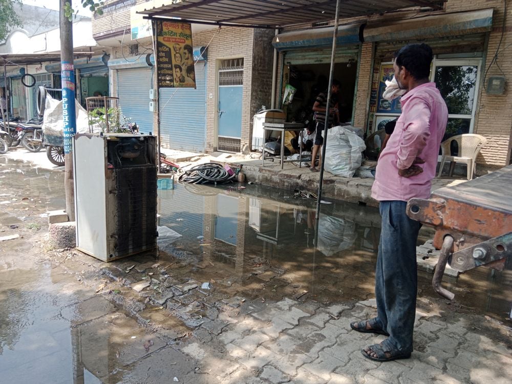 फोटो 28. सोनीपत के गन्नौर में दुकानों के आगे पांची जाटान रोड पर भरा दूषित पानी। संवाद फोटो 28. सोनीपत के गन्नौर में दुकानों के आगे पांची जाटान रोड पर भरा दूषित पानी। संवाद