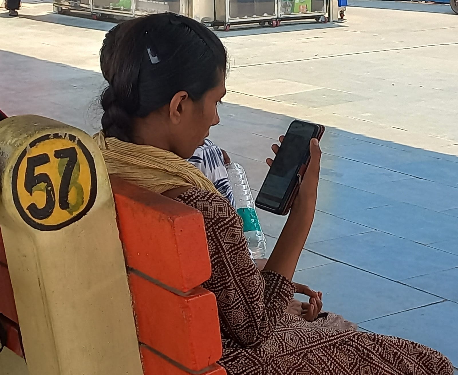 कुरुक्षेत्र। कुरुक्षेत्र रेलवे स्टेशन पर रेलगाड़ी का इंतजार करते यात्री।संवाद कुरुक्षेत्र। कुरुक्षेत्र रेलवे स्टेशन पर रेलगाड़ी का इंतजार करते यात्री।संवाद