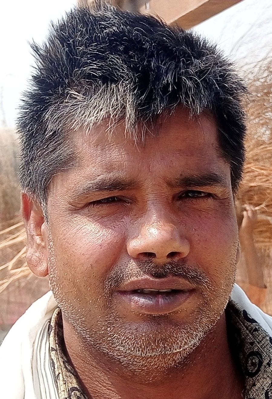 पैंटून पुल से पहले लगे हाइट गेज में फंसी सब्जी भरी पिकअप। संवाद
