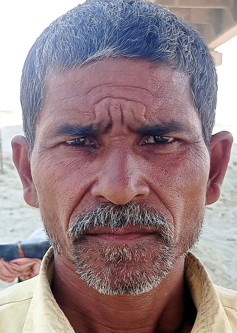 पैंटून पुल से पहले लगे हाइट गेज में फंसी सब्जी भरी पिकअप। संवाद