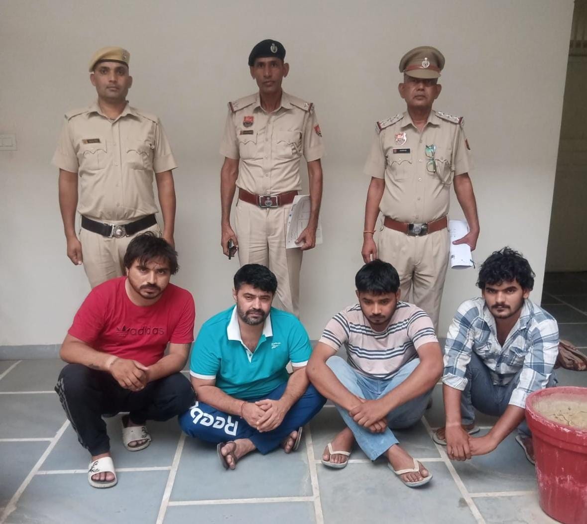 17जेएनडी16-पुलिस गिरफ्त में गोली चलाने वाले आरोपी। स्रोत पुलिस 17जेएनडी16-पुलिस गिरफ्त में गोली चलाने वाले आरोपी। स्रोत पुलिस