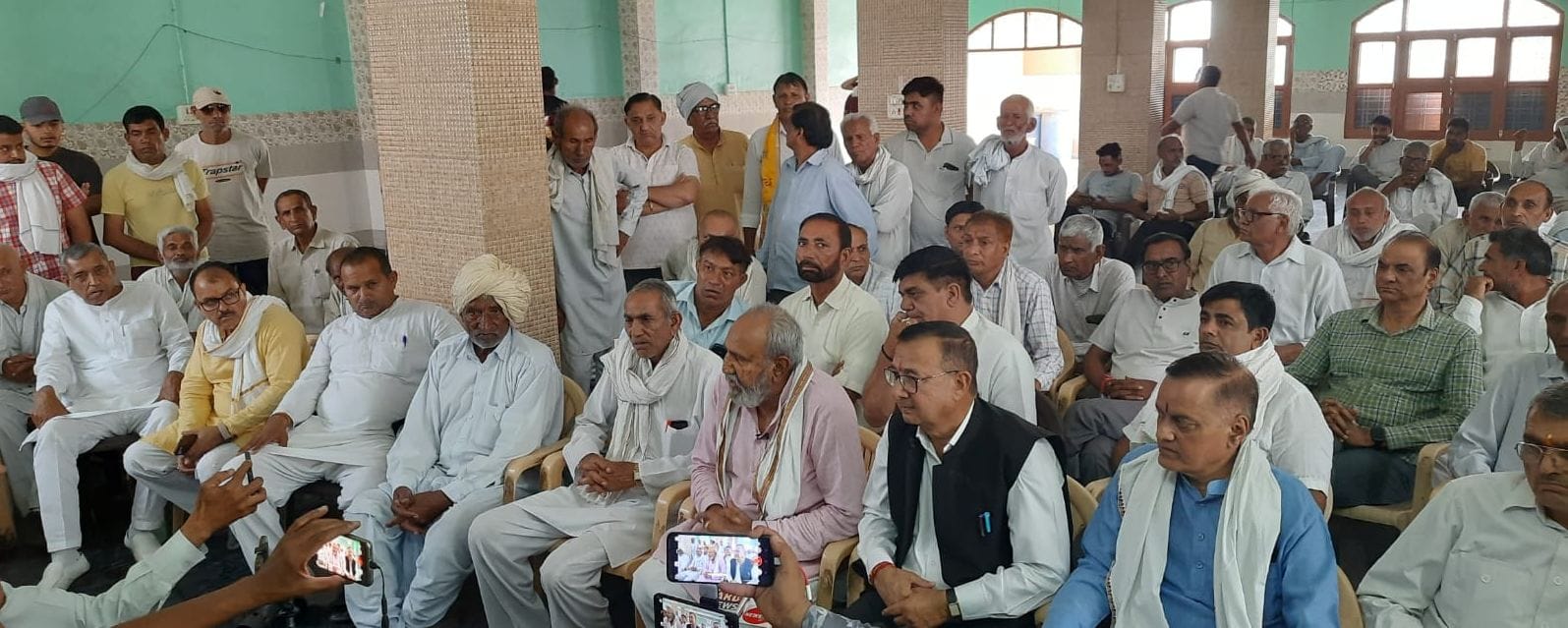 17जेएनडी22 : ब्राह्मण धर्मशाला में मौजूद ब्राह्मण समाज के लोग पत्रकाराें से बातचीत करते हुए। सं 17जेएनडी22 : ब्राह्मण धर्मशाला में मौजूद ब्राह्मण समाज के लोग पत्रकाराें से बातचीत करते हुए। सं