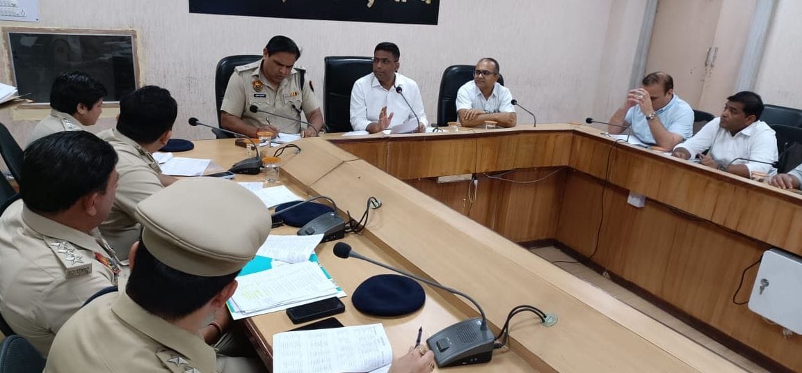 17जेएनडी23-सभागार में एआरओ और पुलिस अधिकारियों की बैठक लेते डीसी मोहम्मद इमरान रजा। स्रोत प्रशा 17जेएनडी23-सभागार में एआरओ और पुलिस अधिकारियों की बैठक लेते डीसी मोहम्मद इमरान रजा। स्रोत प्रशा