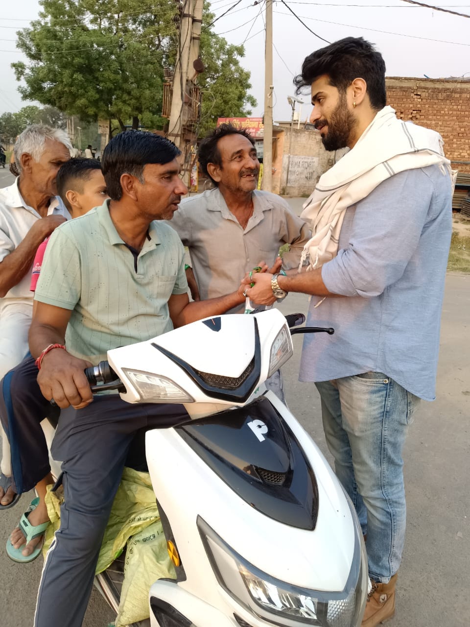 भाजपा प्रत्याशी बंतो कटारिया की ननद व बहन चुनाव प्रचार करती हुई। भाजपा प्रत्याशी बंतो कटारिया की ननद व बहन चुनाव प्रचार करती हुई।