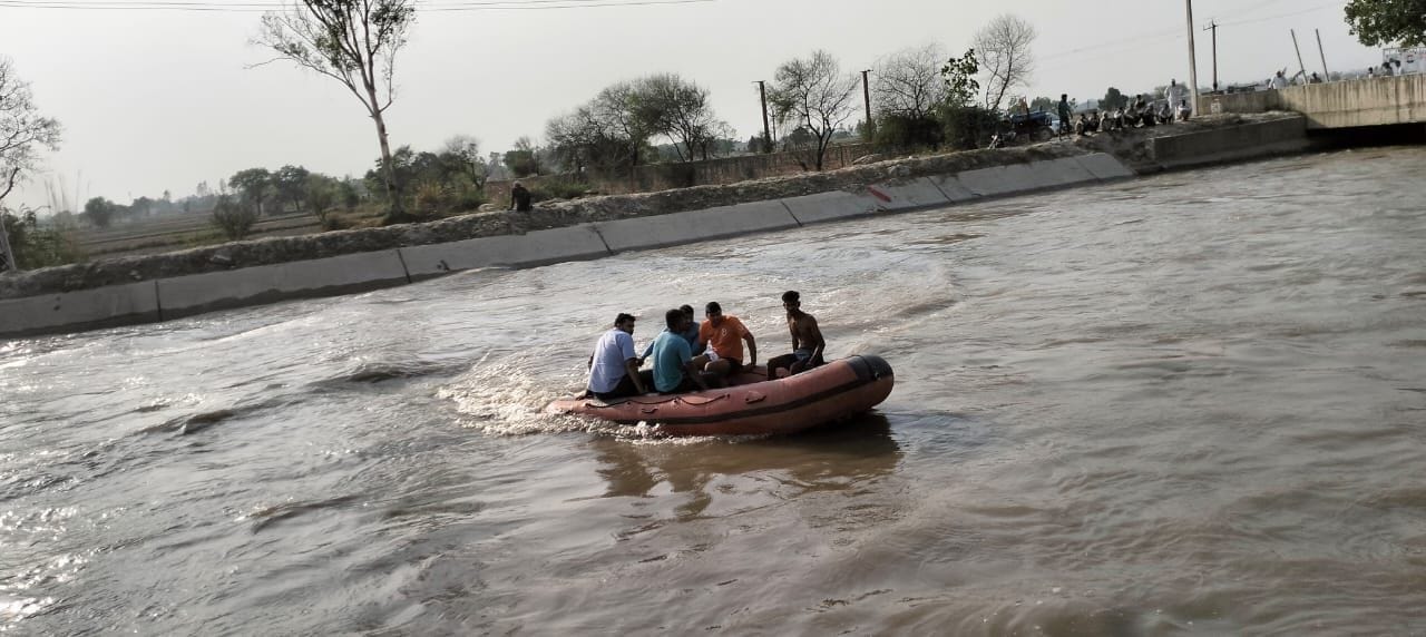 फोटो 09- सोनीपत के कासंडी में जेएलएन नहर में बालक की तलाश करते गोताखोर। संवाद फोटो 09- सोनीपत के कासंडी में जेएलएन नहर में बालक की तलाश करते गोताखोर। संवाद