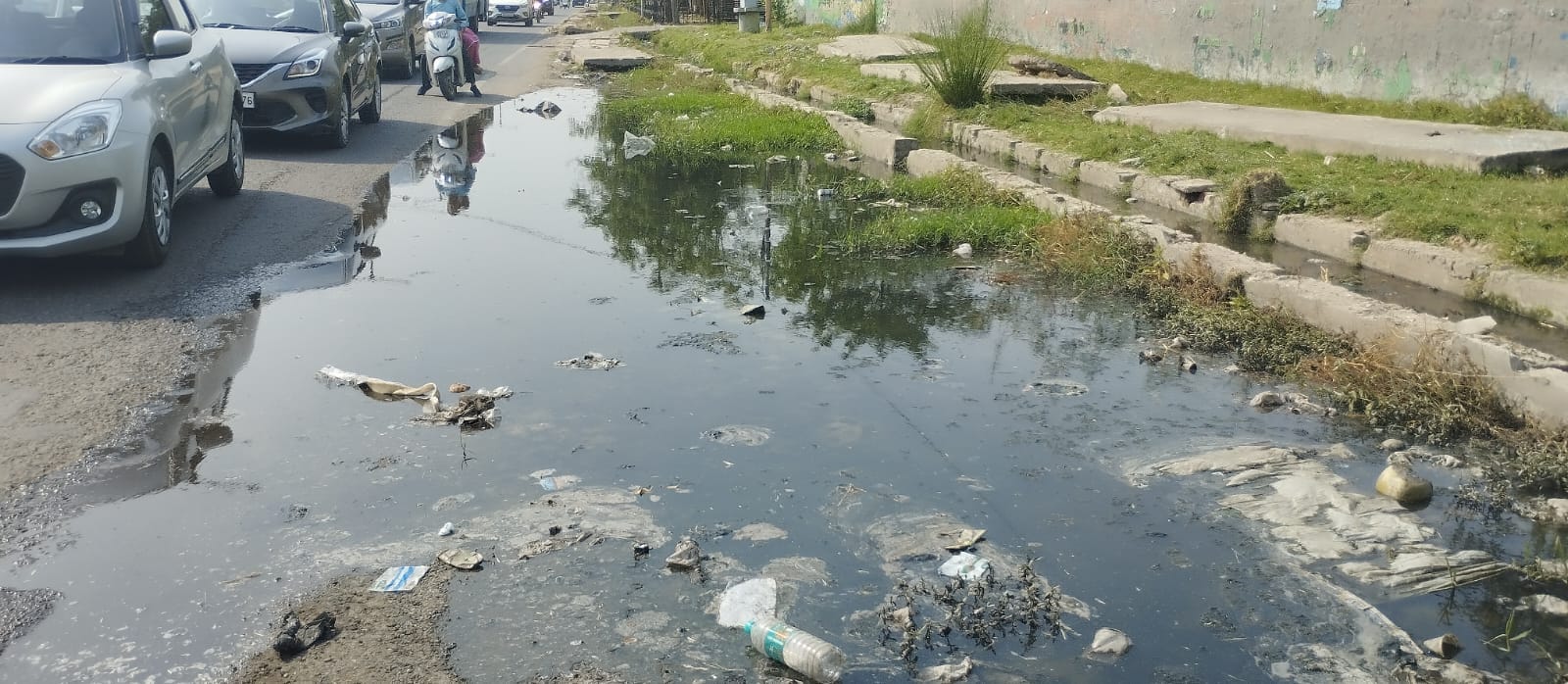 घरों के बाहर जांच करते हुए स्वास्थय अधिकारी। संवाद घरों के बाहर जांच करते हुए स्वास्थय अधिकारी। संवाद