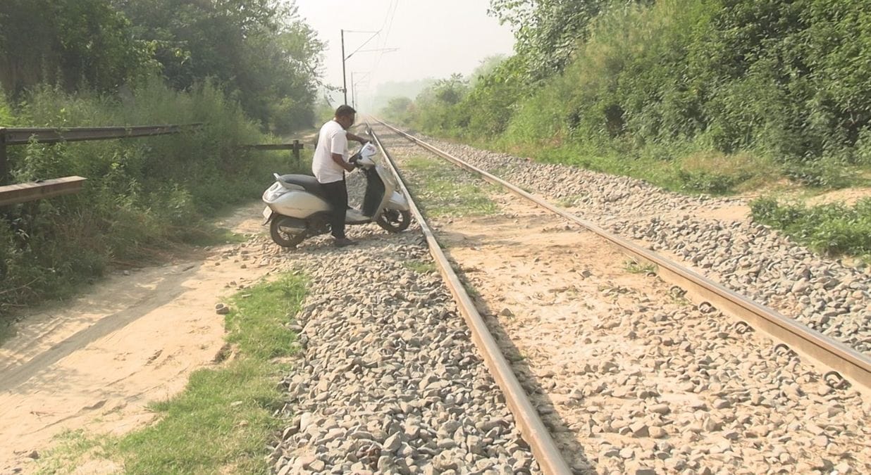 जलग्रां टब्बा में रेलवे लाईन पार पुल न होने के चलते प्रदर्शन करते ग्रामीण।संवाद