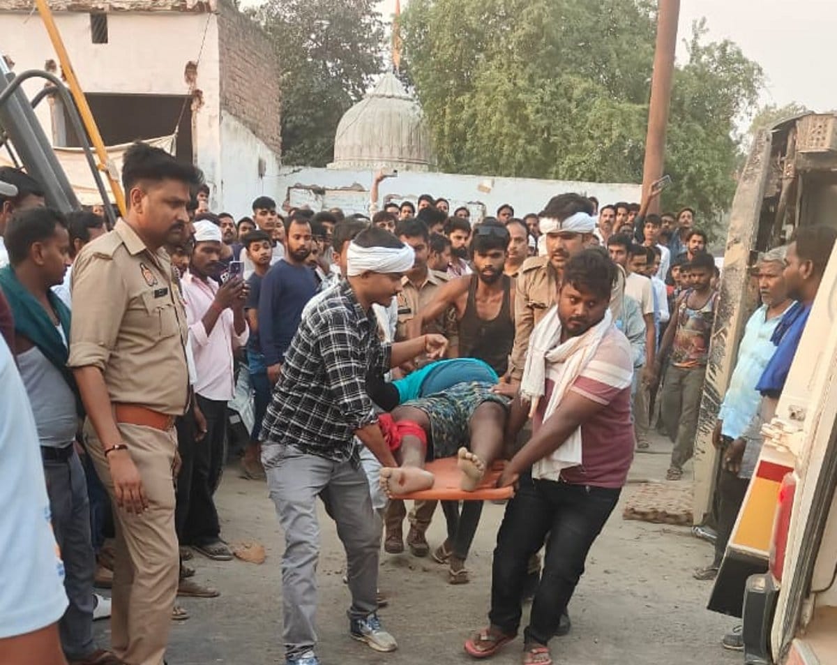 नवाबगंज चौराहे के समीप पलटे टैंकर में फंसे चालक को बाहर निकालते लोग। संवाद