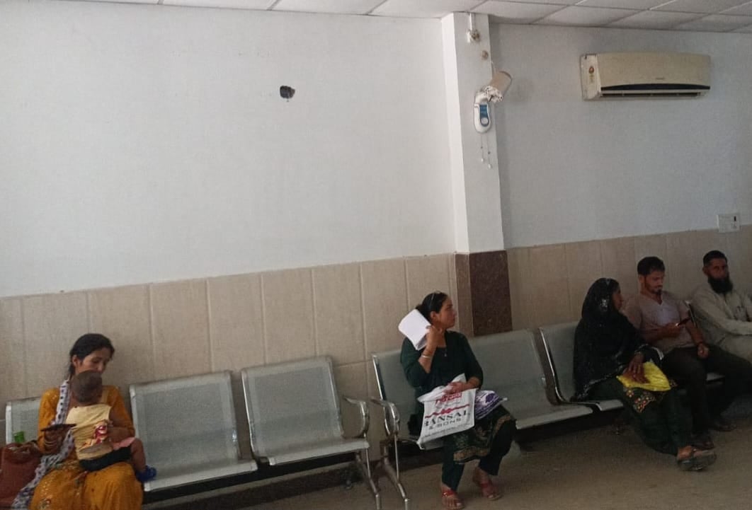 सुगम केंद्र पांवटा साहिब में काम को लेकर आए लोग। संवाद सुगम केंद्र पांवटा साहिब में काम को लेकर आए लोग। संवाद