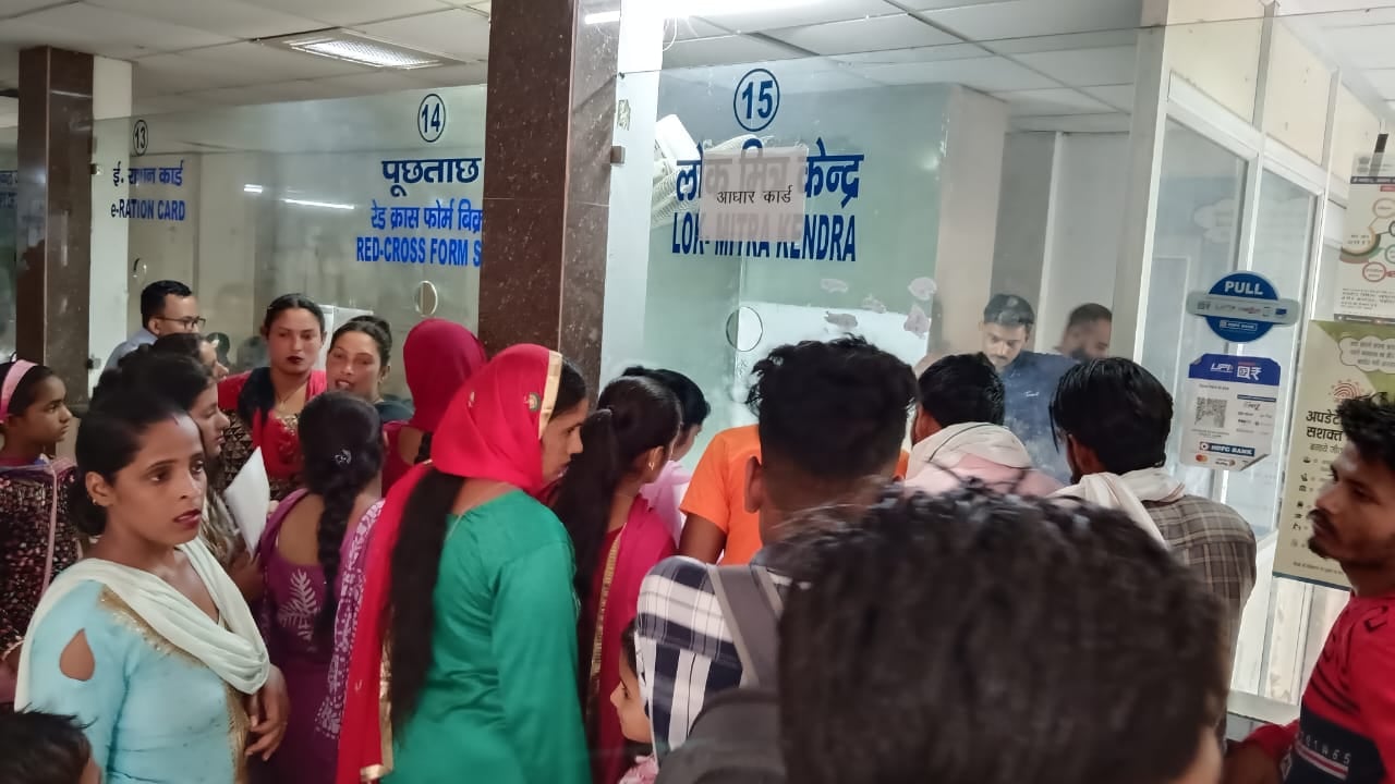 सुगम केंद्र पांवटा साहिब में काम को लेकर आए लोग। संवाद सुगम केंद्र पांवटा साहिब में काम को लेकर आए लोग। संवाद