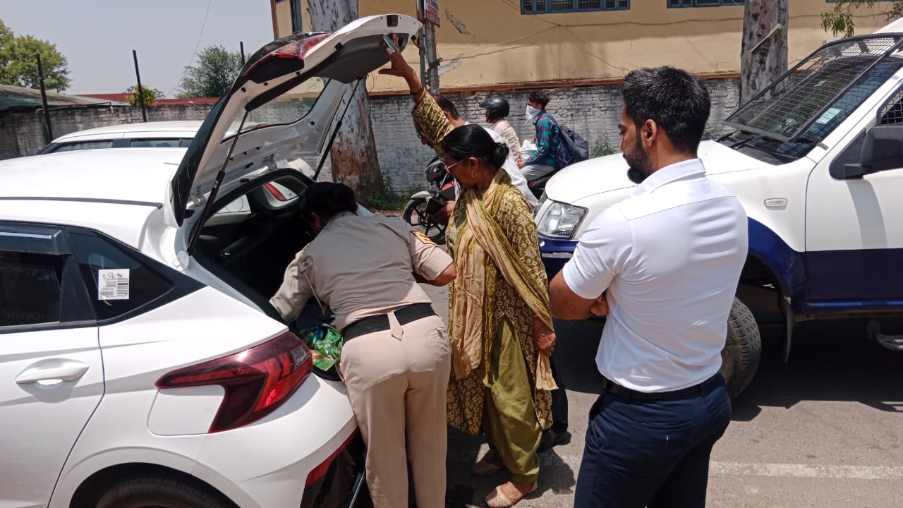 उपायुक्त ऊना जतिन लाल विभिन्न नाकों का औचक निरीक्षण करते हुए।स्रोत विभाग उपायुक्त ऊना जतिन लाल विभिन्न नाकों का औचक निरीक्षण करते हुए।स्रोत विभाग