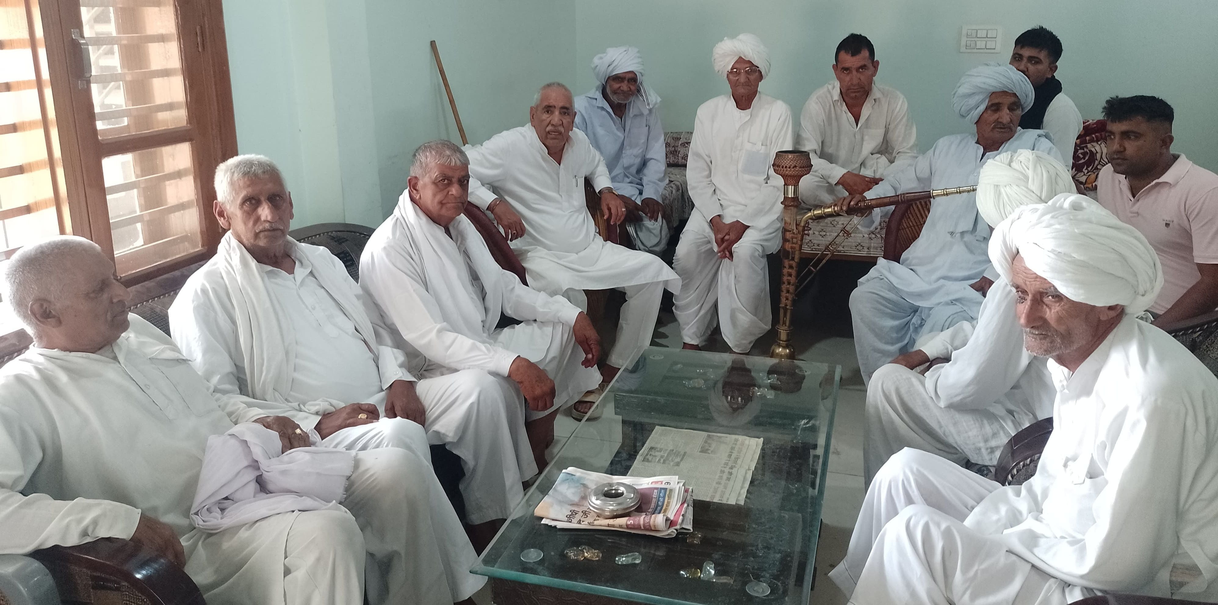 18जेएनडी02: बैठक करते हुए सर्वजातीय खाप पंचायत के राष्ट्रीय संयोजक व भारतीय किसान मजदूर यूनियन 18जेएनडी02: बैठक करते हुए सर्वजातीय खाप पंचायत के राष्ट्रीय संयोजक व भारतीय किसान मजदूर यूनियन