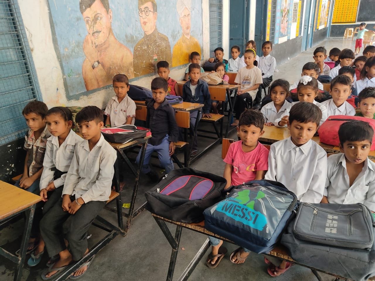 18जेएनडी12 : भिवानी रोड स्थित बाल आश्रम स्कूल में दोपहर को कक्षा में बैठे बच्चे। संवाद