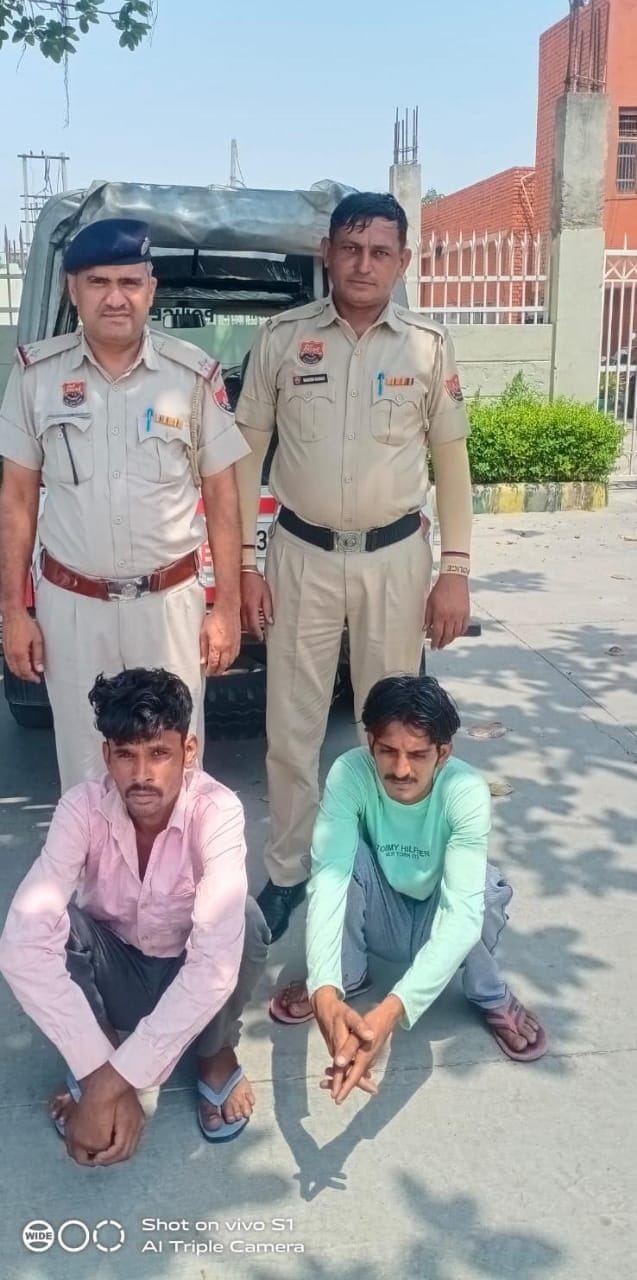18जेएनडी14: पुलिस गिरफ्त में पकड़े गए दोनों आरोपी। स्रोत पुलिस प्रशासन।