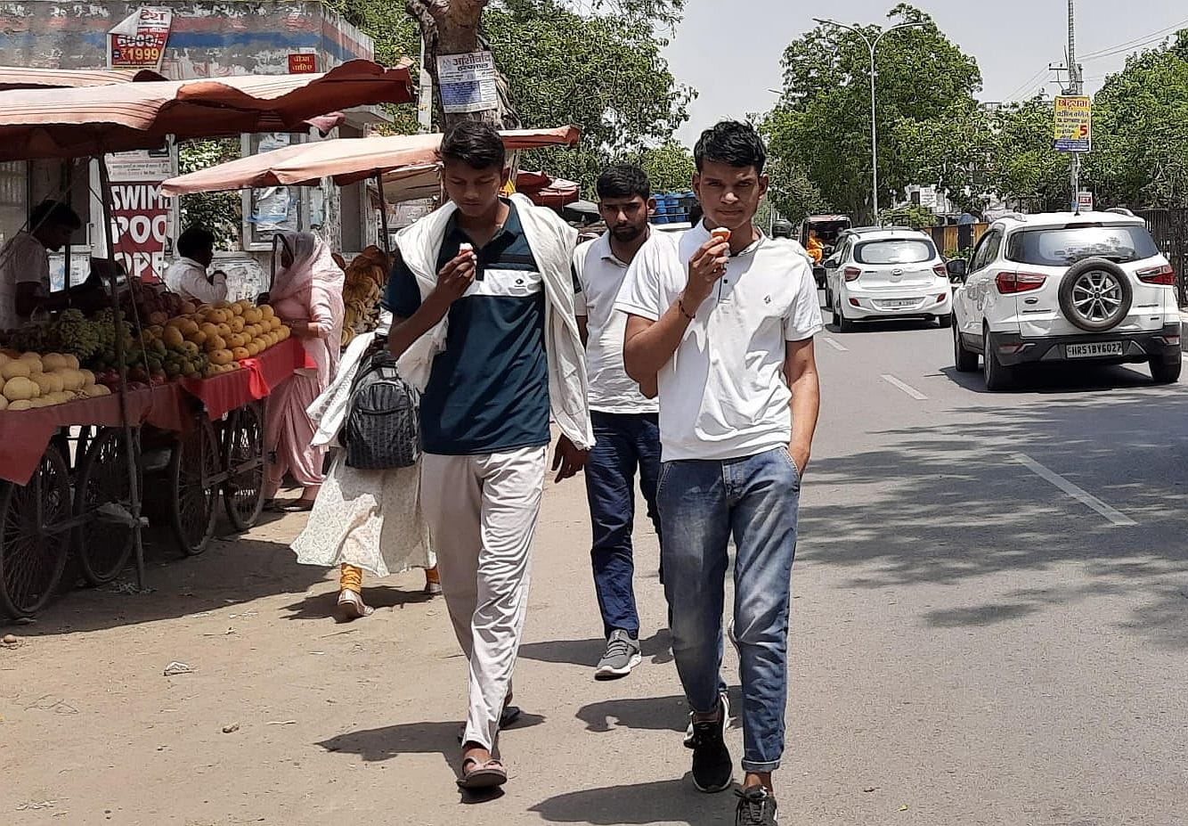 18जेएनडी16 : तपती दोपहर में कुल्फी खाकर कलेजे को ठंडा करने की कोशिश करते युवा। संवाद 18जेएनडी16 : तपती दोपहर में कुल्फी खाकर कलेजे को ठंडा करने की कोशिश करते युवा। संवाद