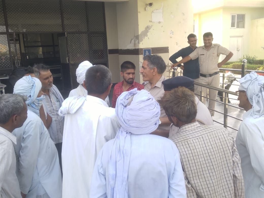 18जेएनडी22: नागरिक अस्पताल में शव का पोस्टमार्टम करवाने आए परिजन। संवाद