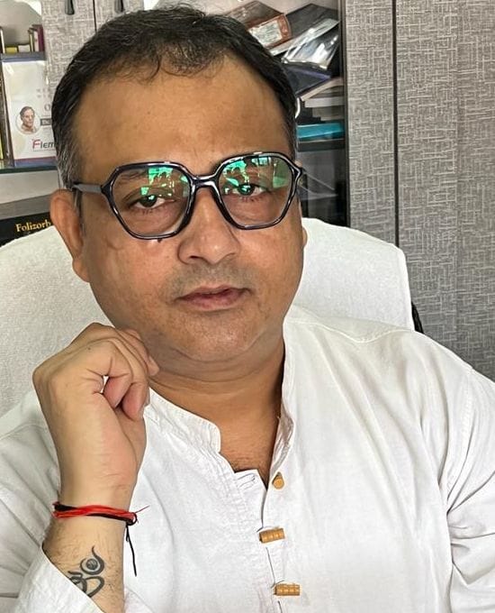 भीषण गर्मी में धूप से बचाव को छाता लगाकर जाती महिलाएं। संवाद भीषण गर्मी में धूप से बचाव को छाता लगाकर जाती महिलाएं। संवाद