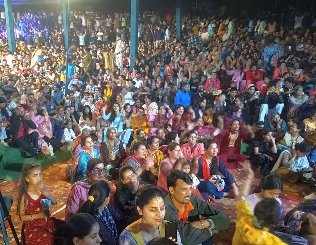 बंजार मेले में लोकगायक डावे राम प्रस्तुति देते हुए।-संवाद बंजार मेले में लोकगायक डावे राम प्रस्तुति देते हुए।-संवाद