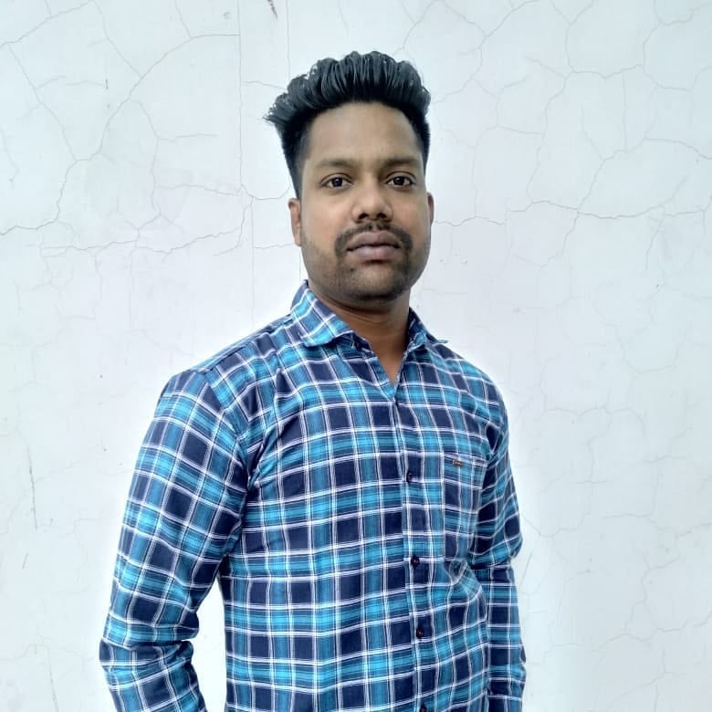 छावनी के महावीर अखाड़े में कुश्ती के दांव पेंच सीखते हुए खिलाड़ी: संवाद