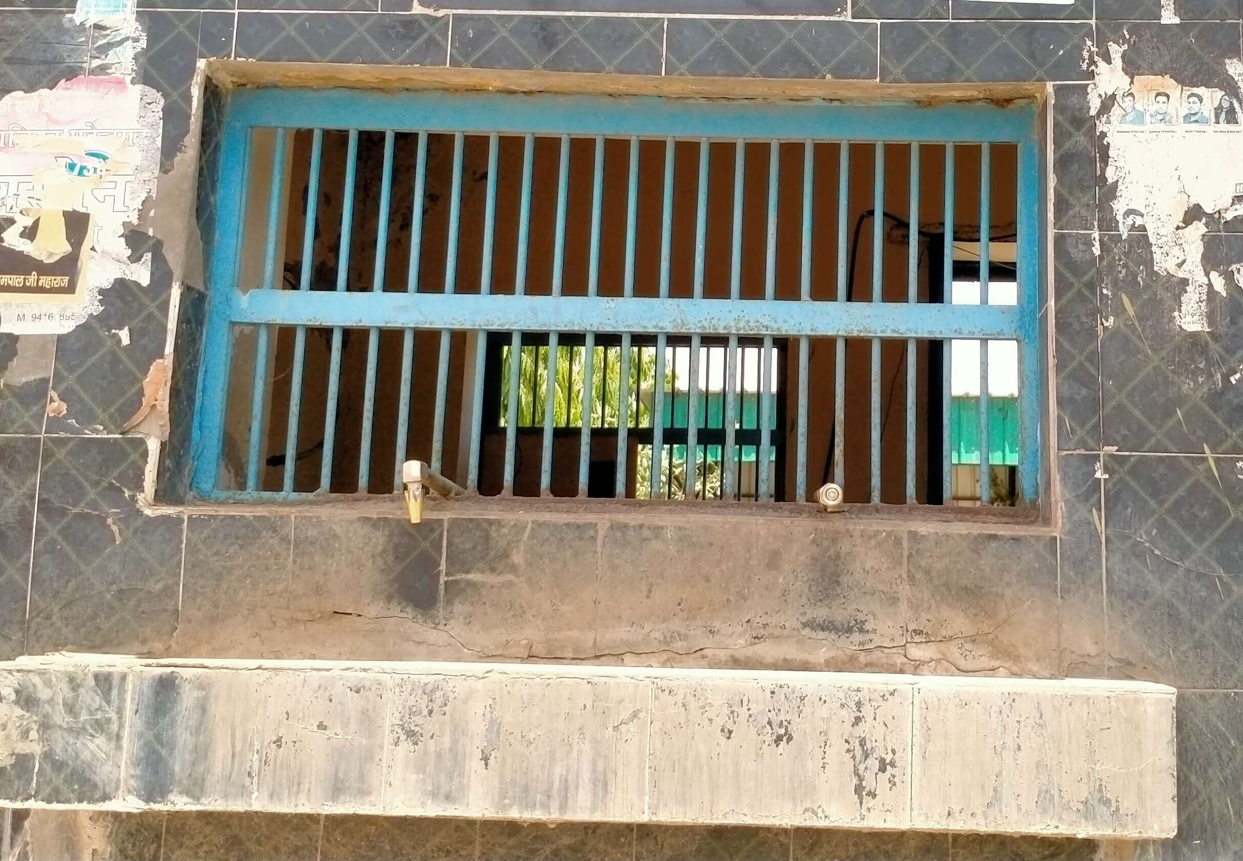 फोटो संख्या:61-गोशाला रोड पर खराब वाटर कूलर--स्रोत--संवाद