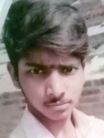 गंगा किनार युवक का शव मिलने के बाद जांच करती पुलिस। संवाद गंगा किनार युवक का शव मिलने के बाद जांच करती पुलिस। संवाद