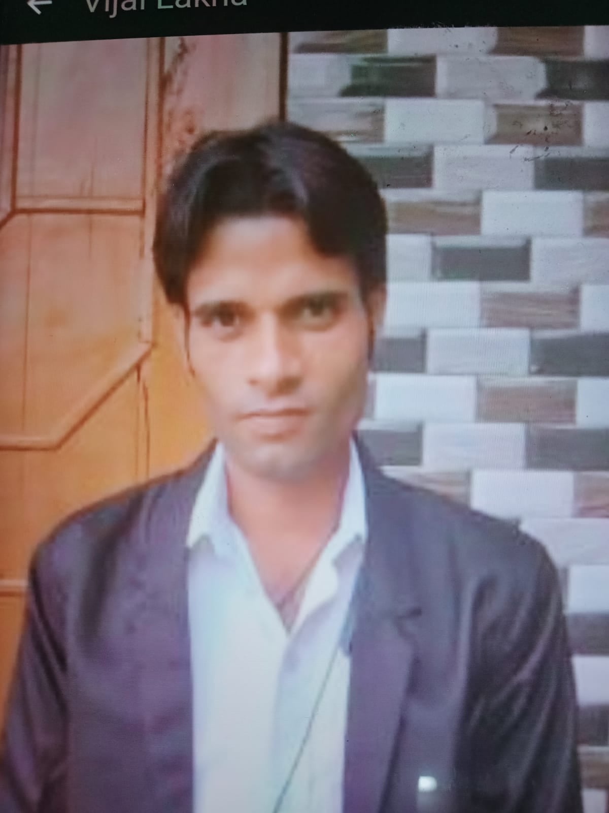ग्राम लखा खास में घर पर रोते बिलखते परिजन व मौजूद महिलाएं । संवाद