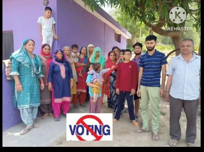 ग्राम पंचायत सलानी कटोला के जामनवाला गांव के लोग मतदान के बहिष्कार को लेकर बैठक के दौरान। संवाद ग्राम पंचायत सलानी कटोला के जामनवाला गांव के लोग मतदान के बहिष्कार को लेकर बैठक के दौरान। संवाद