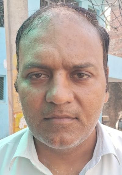मधुबन कॉलोनी में हुए जलभराव से होकर निकलते छात्र-छात्राएं। संवाद मधुबन कॉलोनी में हुए जलभराव से होकर निकलते छात्र-छात्राएं। संवाद