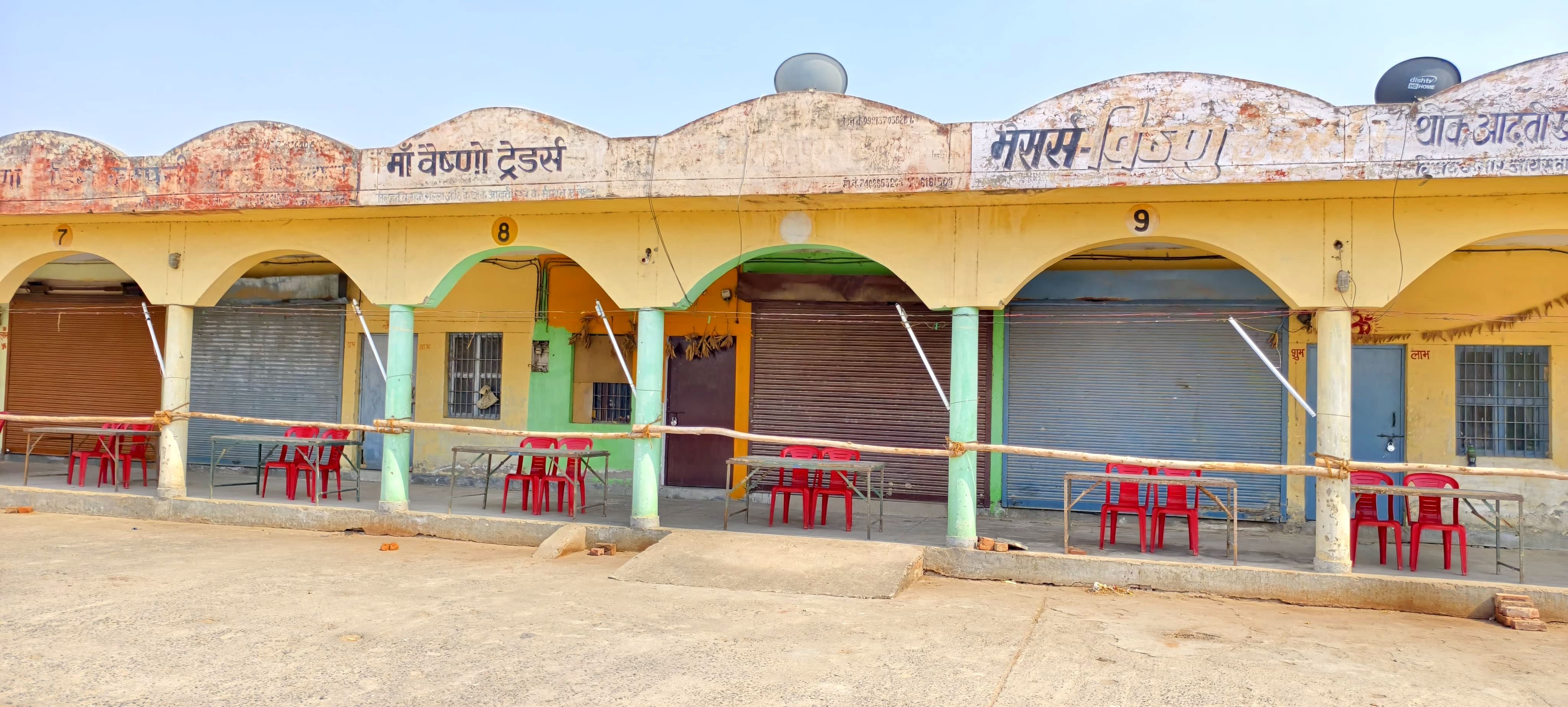 ओसा मंडी में पोलिंग पार्टियों को ले जाने वाले वाहनों को पास वितरित करते कर्मचारी।       संवाद