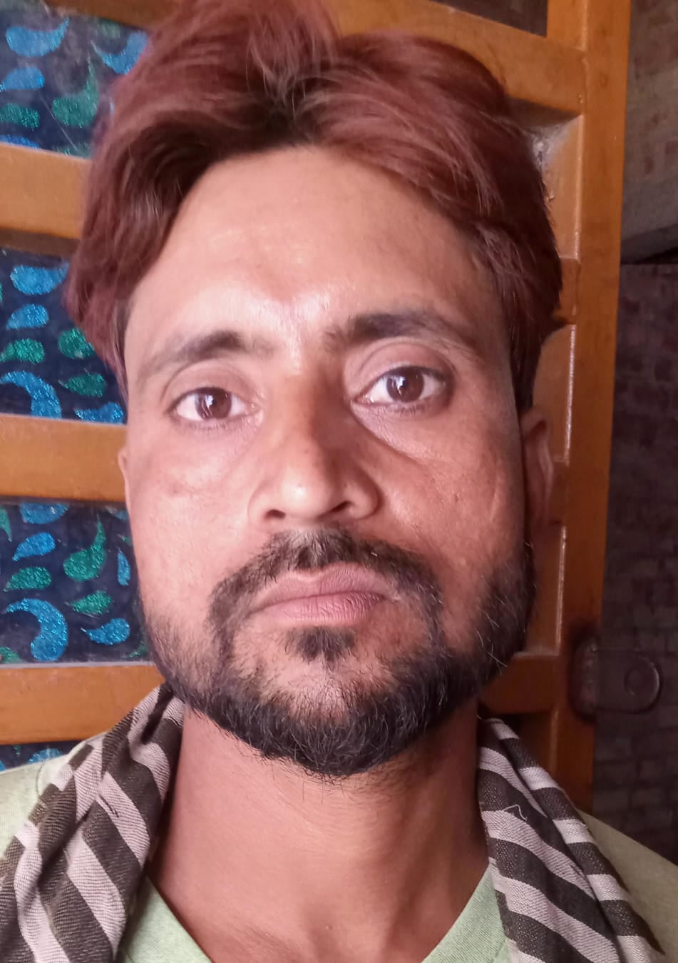 शहर की एक राशन की दुकान पर लगी भीड़ । संवाद शहर की एक राशन की दुकान पर लगी भीड़ । संवाद