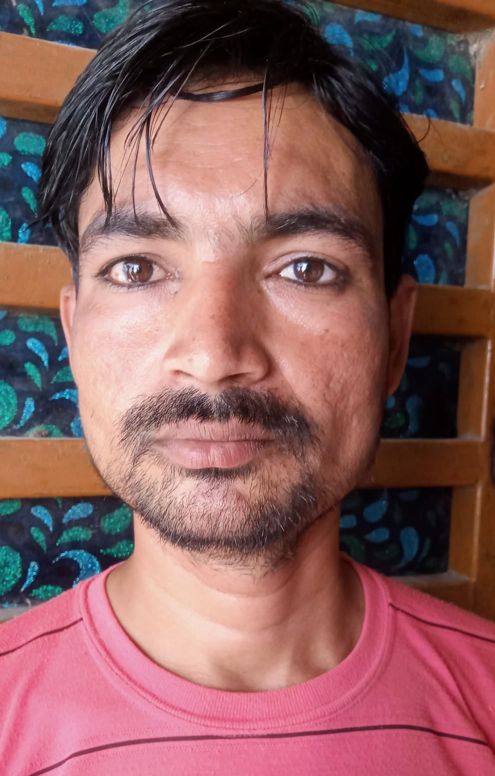 शहर की एक राशन की दुकान पर लगी भीड़ । संवाद शहर की एक राशन की दुकान पर लगी भीड़ । संवाद
