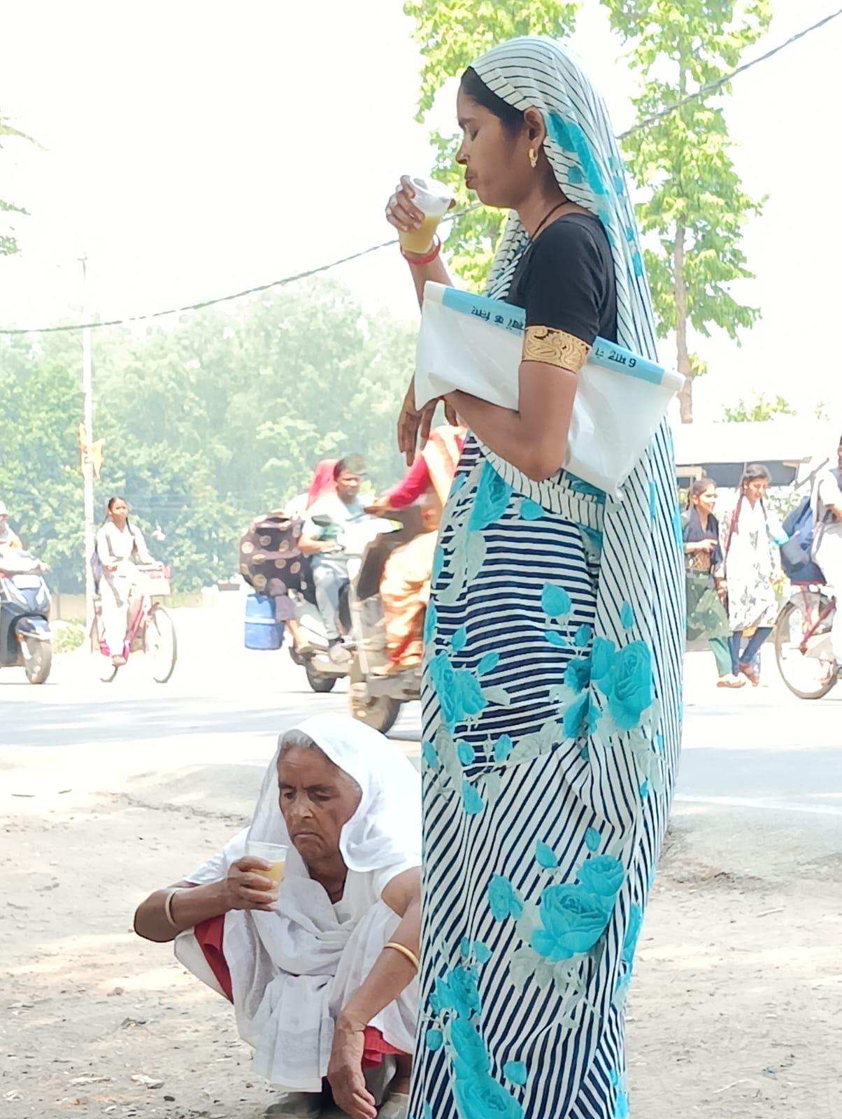 तेज धूप व गर्मी से बचाव कर जाते लोग । संवाद