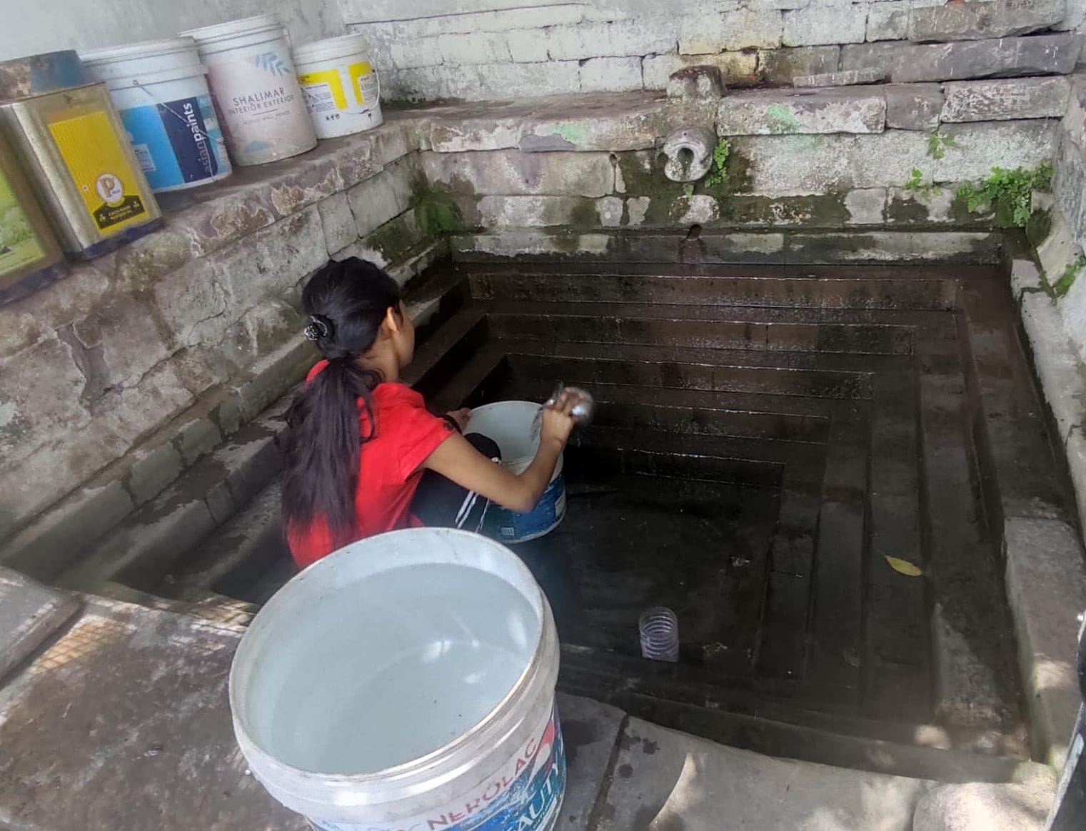 धर्मपुर के साथ लगते छटेरा गांव में बावड़ी के आसपास पानी भरने के लिए रखी खाली बाल्टियां व अन्य। धर्मपुर के साथ लगते छटेरा गांव में बावड़ी के आसपास पानी भरने के लिए रखी खाली बाल्टियां व अन्य।