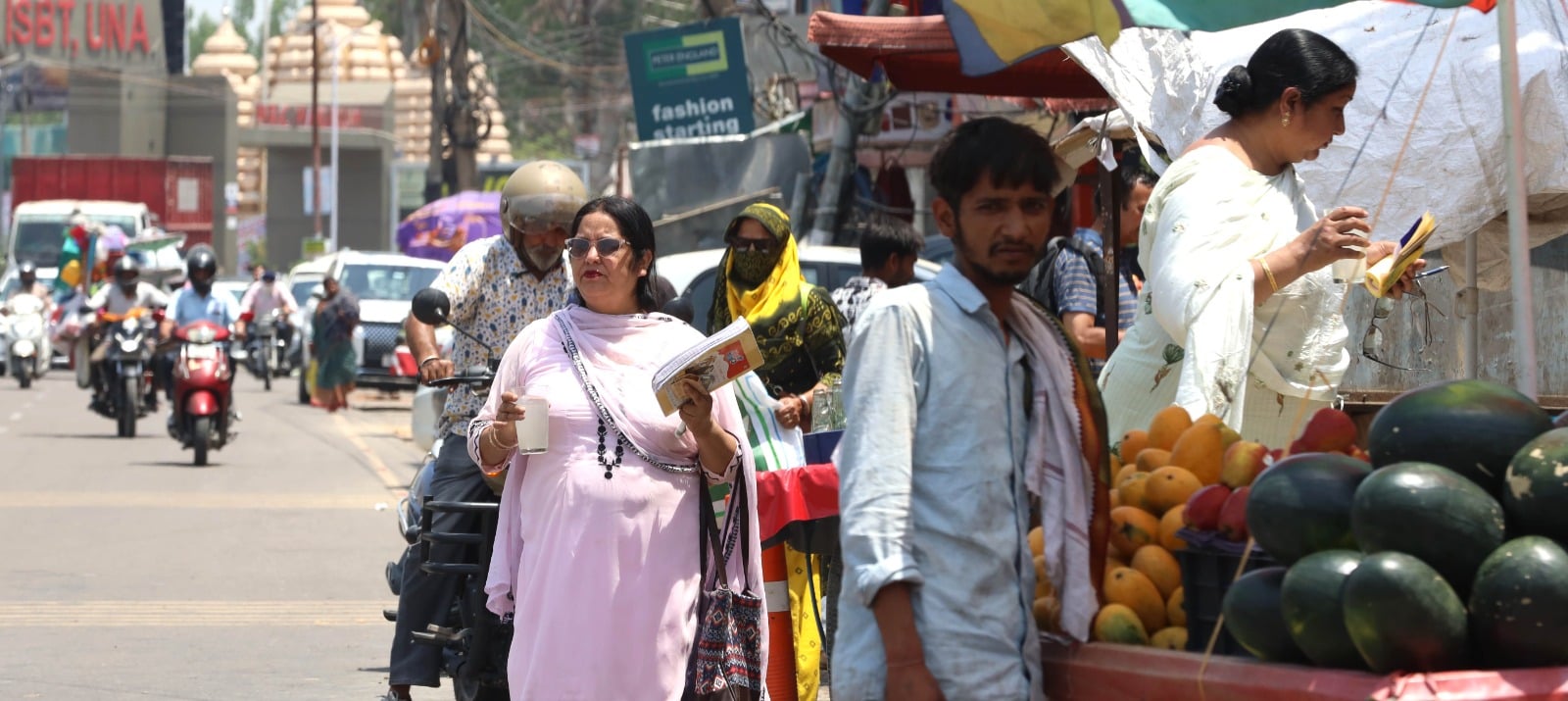 ऊना में पड रही भयंकर गर्मी से राहत पाने के लिए वाटर पूल में नहाते हुए युवा।संवाद सोहन चौधरी