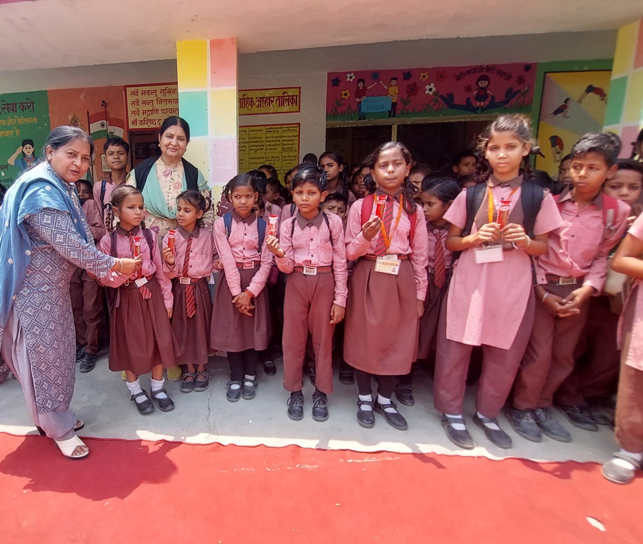 विकास खंड सिंधौली के प्राथमिक विद्यालय तेरा में बच्चों को होमवर्क देते प्रधानाध्यापक सरताज अली। विकास खंड सिंधौली के प्राथमिक विद्यालय तेरा में बच्चों को होमवर्क देते प्रधानाध्यापक सरताज अली।